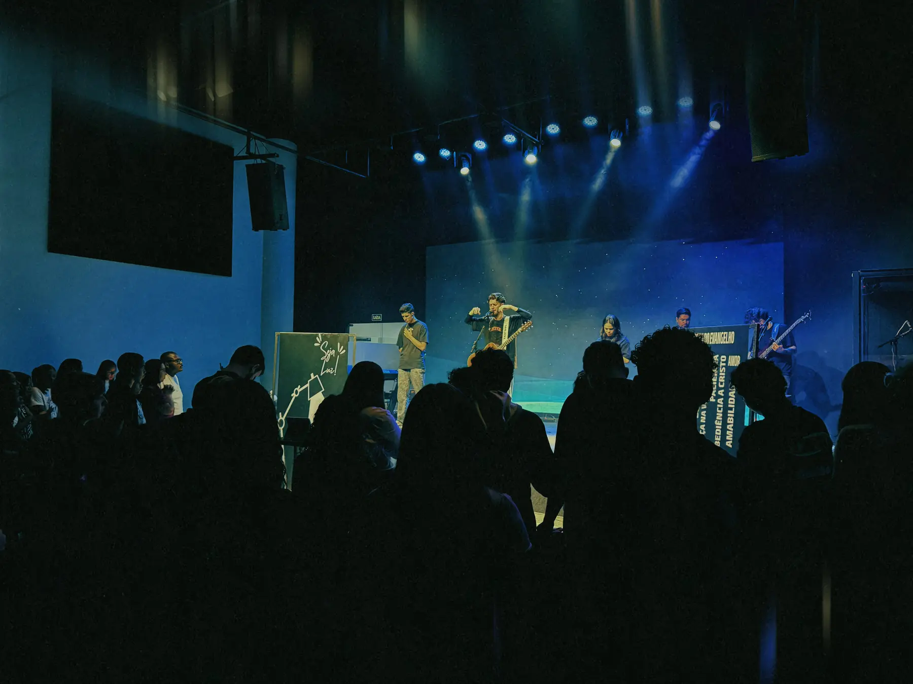 Culto da Hebrom com a banda no palco