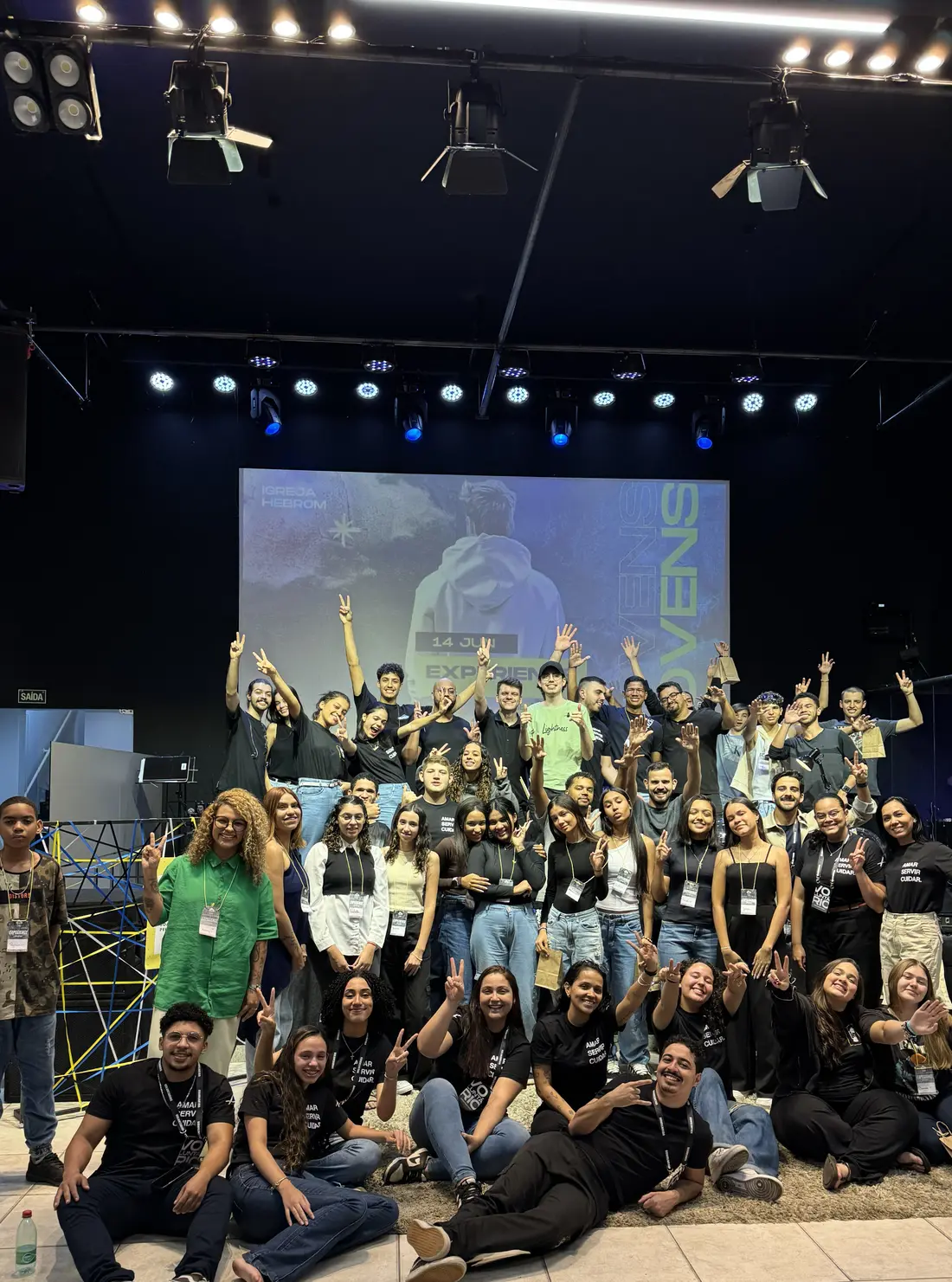 Grupo de jovens da Hebrom reunido